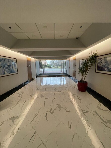 100 Davidson Ave, Somerset, NJ à louer - Hall d’entrée – Image 3 sur 10
