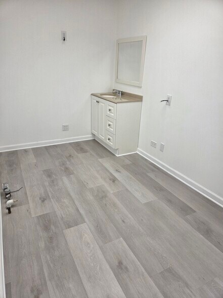 601 W Central Rd, Mount Prospect, IL à louer - Photo de l’immeuble – Image 3 sur 25