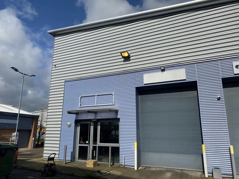 933-936 Yeovil Rd, Slough à louer - Photo de l’immeuble – Image 3 sur 16