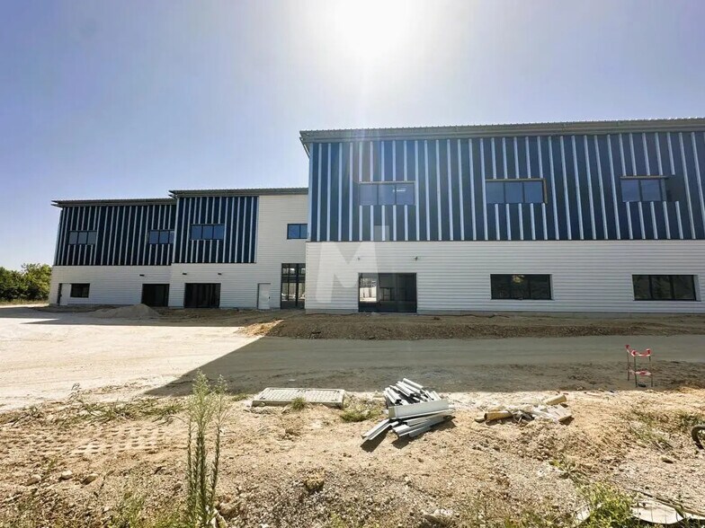 Local d'activités dans Ollainville à vendre - Photo de l’immeuble – Image 3 sur 5