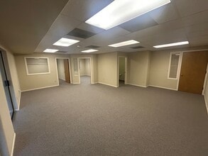 9860 SW Hall Blvd, Tigard, OR à louer Photo intérieure– Image 2 sur 3