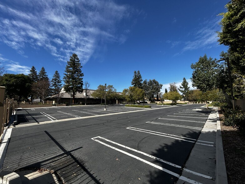 18425 Ingomar st, Reseda, CA à vendre - Photo de l’immeuble – Image 3 sur 22