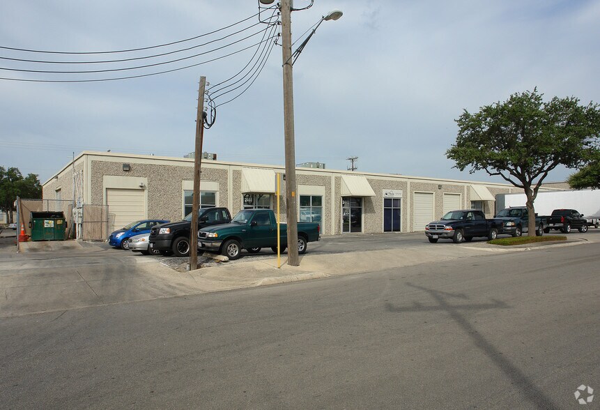 2434-2444 Brockton, San Antonio, TX à louer - Photo de l’immeuble – Image 1 sur 2
