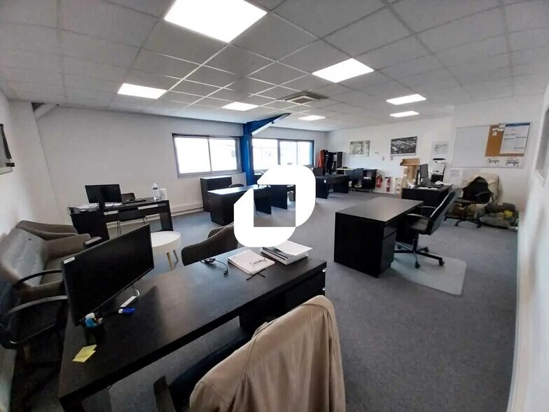 Local commercial dans SAINT-JEAN-D'ILLAC à louer - Photo de l’immeuble – Image 3 sur 15