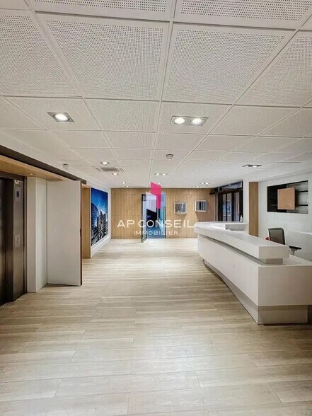Bureau dans Chatou à louer - Hall d’entrée – Image 1 sur 8