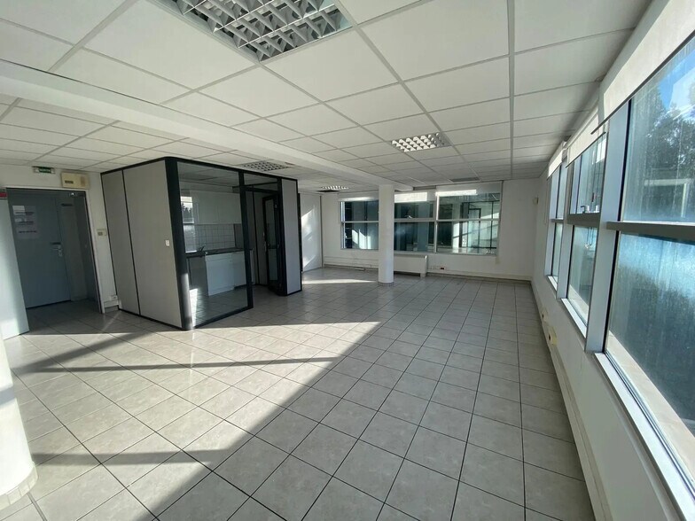 Bureau dans Marseille à louer - Photo de l’immeuble – Image 2 sur 8