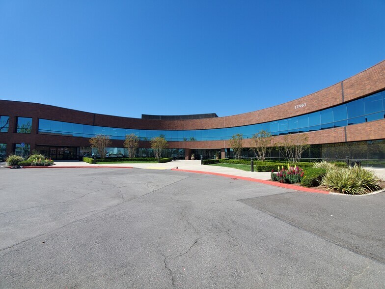 17461 Derian Ave, Irvine, CA à louer - Photo principale – Image 1 sur 8