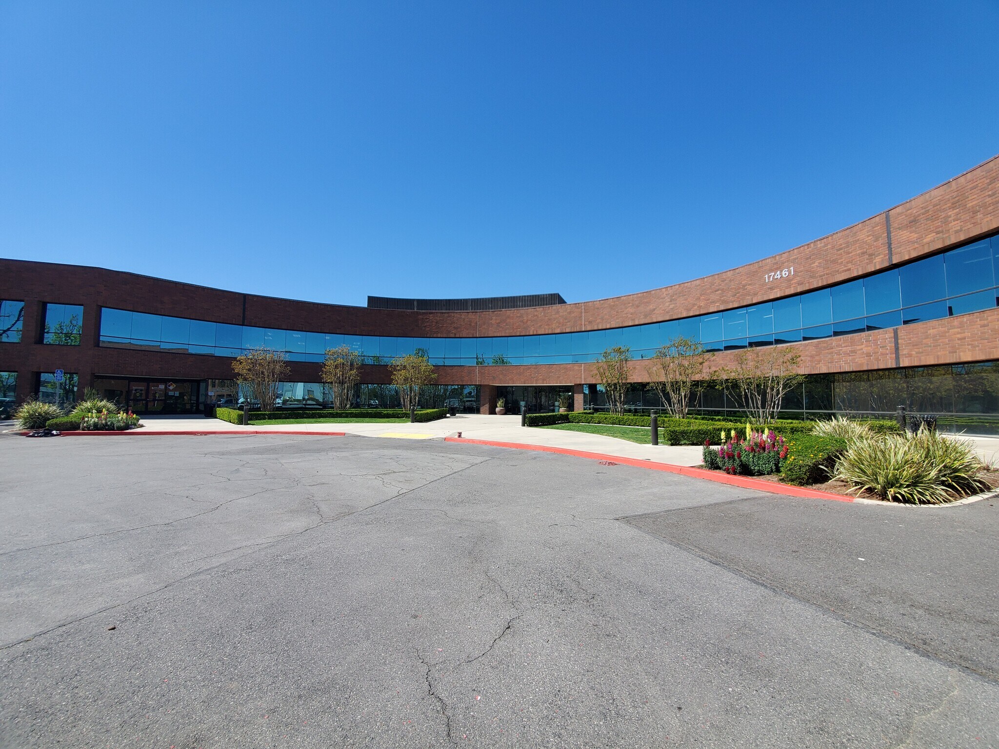17461 Derian Ave, Irvine, CA à louer Photo principale– Image 1 sur 9