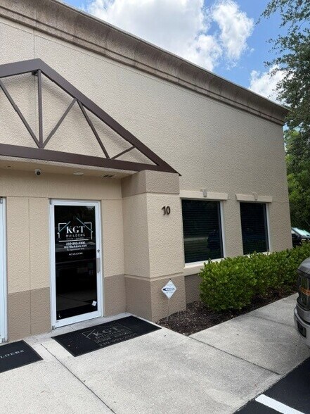 1045 Collier Center Way, Naples, FL à louer - Photo de l’immeuble – Image 2 sur 6