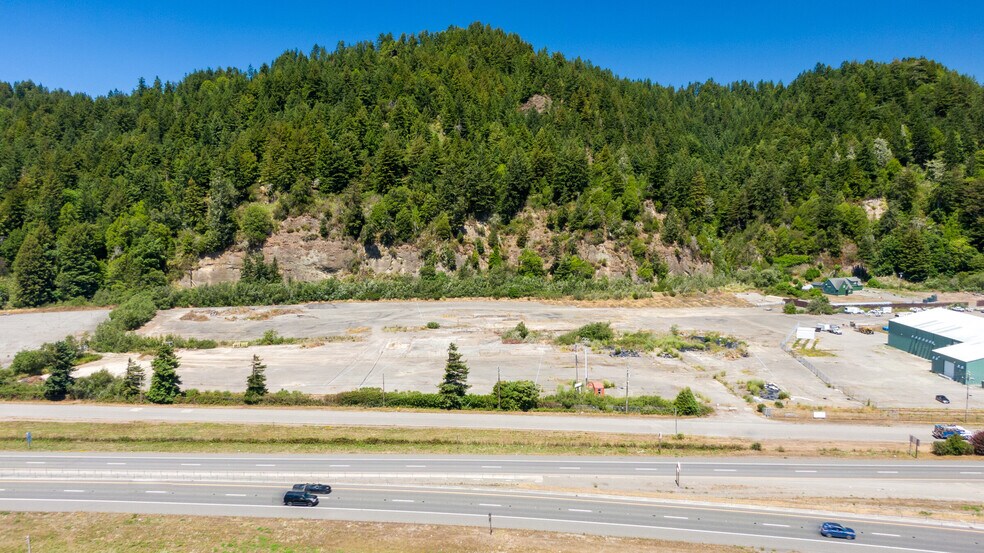 875 Northwestern Ave, Rio Dell, CA à louer - Photo de l’immeuble – Image 2 sur 9