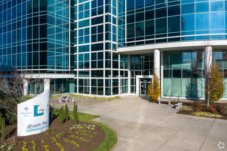 230 Lexington Green Cir, Lexington, KY à louer - Photo de l’immeuble – Image 3 sur 13