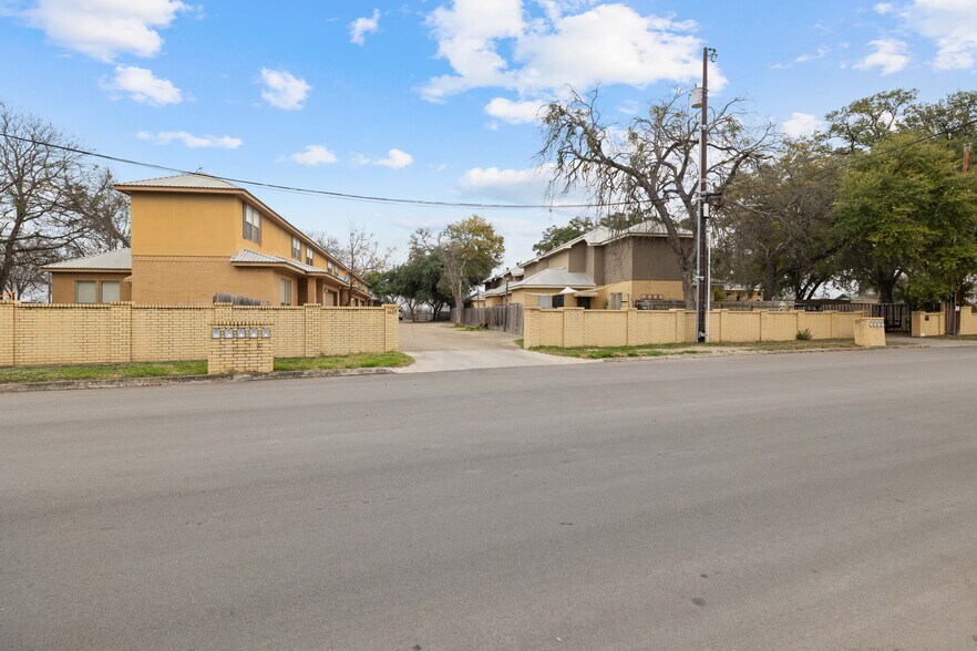 1627-1641 Kuehler, New Braunfels, TX à vendre - Photo de l’immeuble – Image 3 sur 59