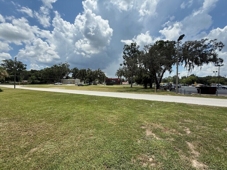 6041 SE Abshier Blvd, Belleview, FL à louer - Photo de l’immeuble – Image 3 sur 6