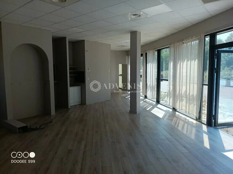 Bureau dans à louer - Photo de l’immeuble – Image 1 sur 12