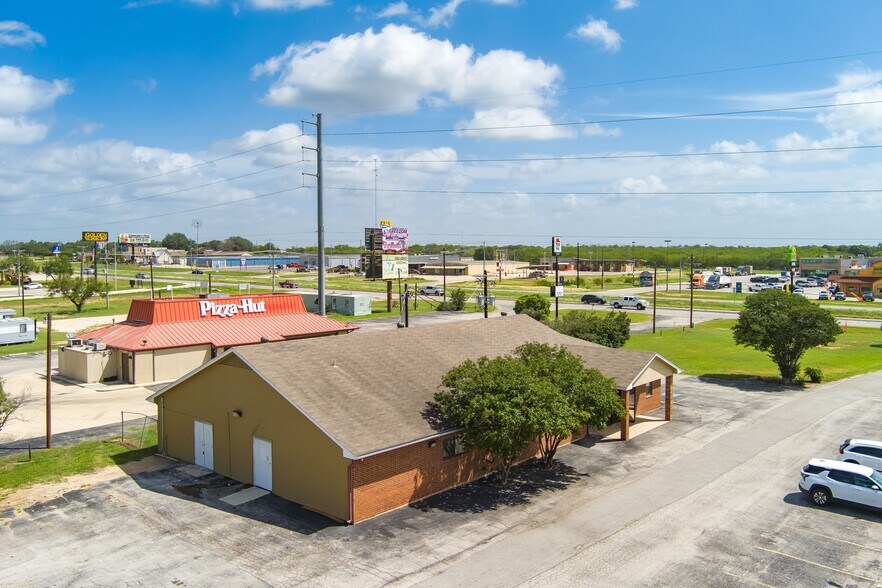 543 10th St, Floresville, TX à vendre - Photo de l’immeuble – Image 2 sur 10