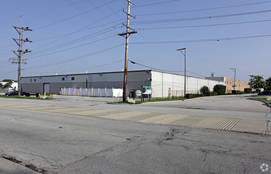 7777-7847 N Caldwell Ave, Niles, IL à louer - Photo de l’immeuble – Image 1 sur 9