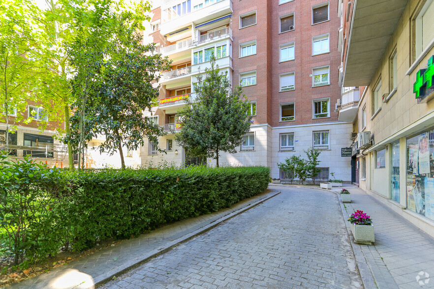 Immeuble residentiel dans Madrid, Madrid à vendre - Photo de l’immeuble – Image 3 sur 3
