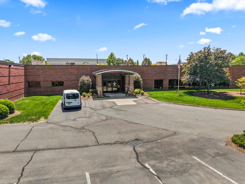 2540 Empire Dr, Winston-Salem, NC à louer - Photo de l’immeuble – Image 3 sur 7