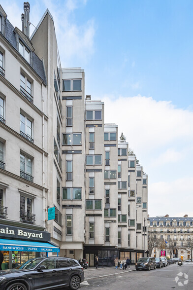 42 Avenue Montaigne, Paris à louer - Photo de l’immeuble – Image 2 sur 5