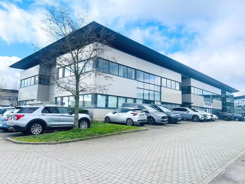 Bureau dans Élancourt à louer - Photo de l’immeuble – Image 1 sur 6
