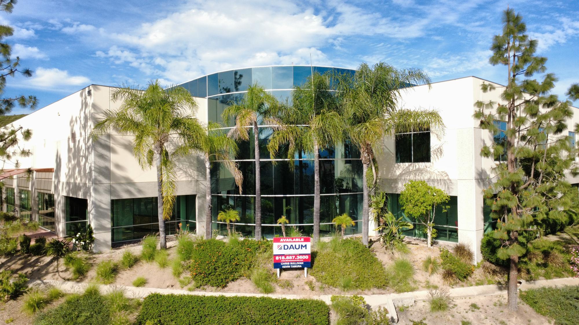 997 Flower Glen St, Simi Valley, CA à louer Photo principale– Image 1 sur 11