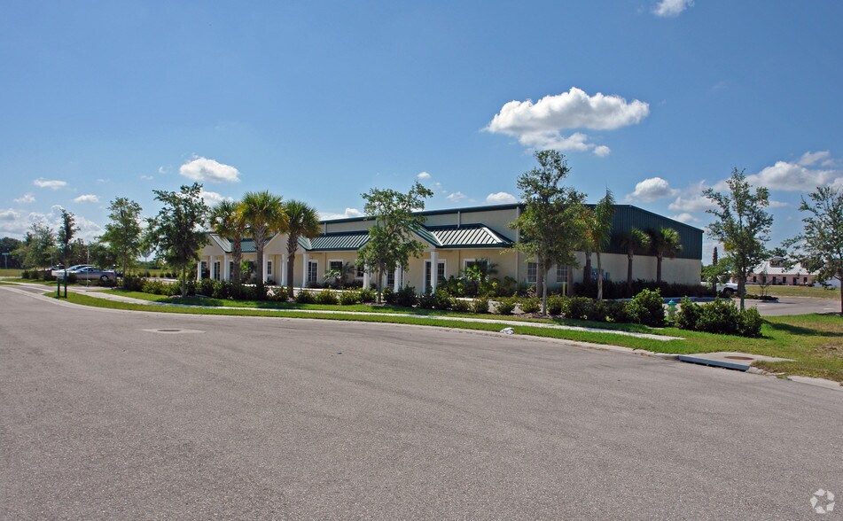 8120-8130 Uzita Dr, Sarasota, FL à louer - Photo de l’immeuble – Image 2 sur 12