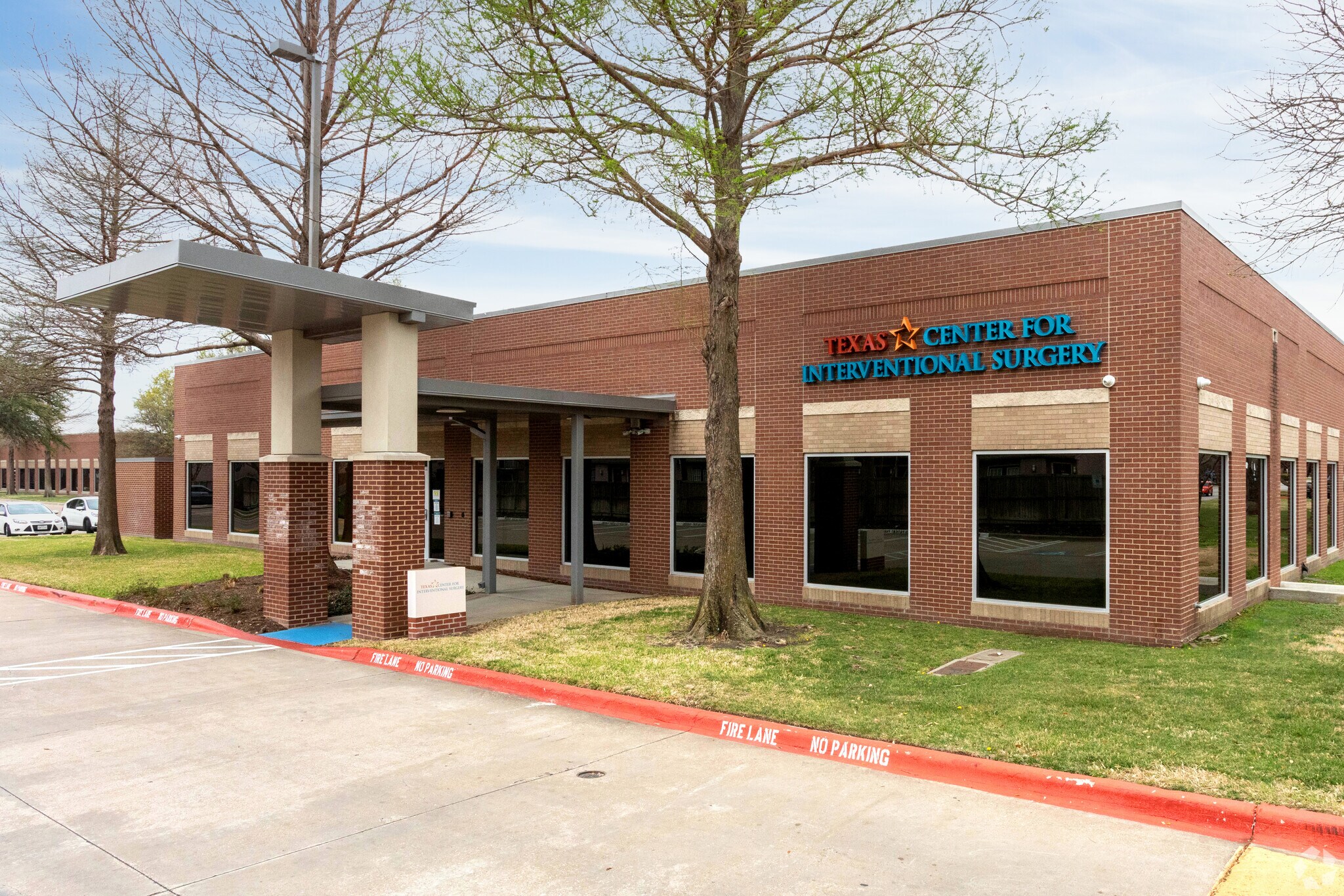 4450 Sojourn Dr, Addison, TX à louer Photo principale– Image 1 sur 7
