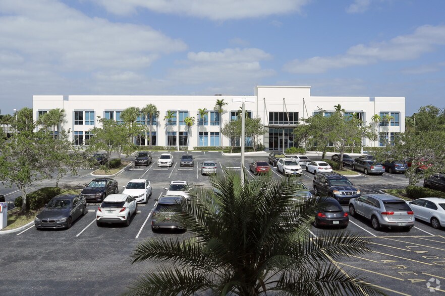 2010 NW 150th Ave, Pembroke Pines, FL à louer - Photo de l’immeuble – Image 3 sur 15