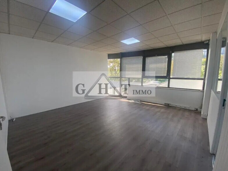 Bureau dans Créteil à louer - Photo de l’immeuble – Image 2 sur 3