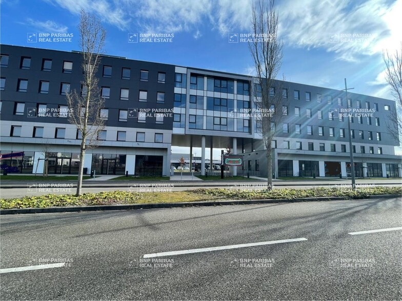 Local commercial dans à louer - Photo de l’immeuble – Image 3 sur 27