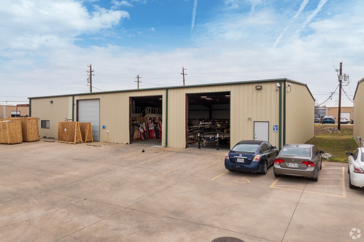 1834 Ferguson Ln, Austin, TX à louer Photo de l’immeuble– Image 1 sur 3