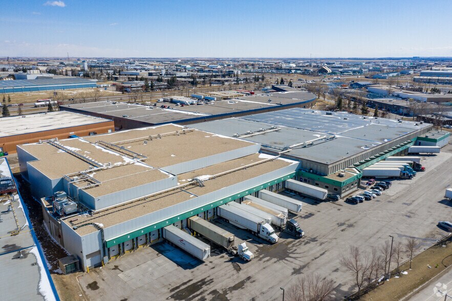 7704 30th St SE, Calgary, AB à louer - Photo de l’immeuble – Image 1 sur 8