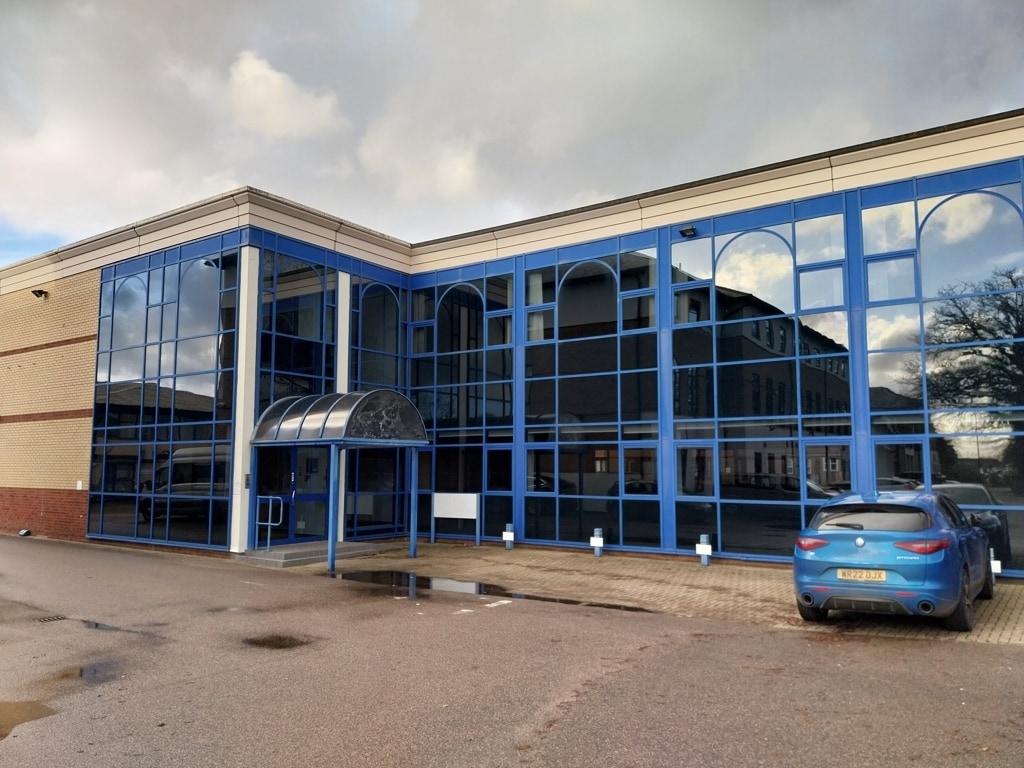 37 Gatwick Rd, Crawley à louer Photo intérieure– Image 1 sur 4