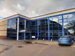 37 Gatwick Rd, Crawley à louer Photo intérieure– Image 1 sur 4