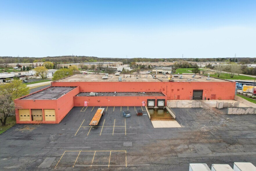 16167 W Rogers Dr, New Berlin, WI à vendre - Photo de l’immeuble – Image 3 sur 3