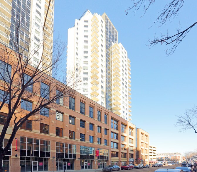 10226 104th St NW, Edmonton, AB à louer - Photo de l’immeuble – Image 2 sur 5