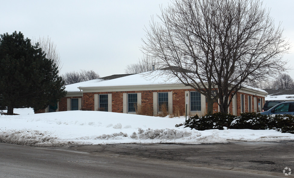 421-425 Williamsburg Dr, Geneva, IL à louer - Photo principale – Image 2 sur 25