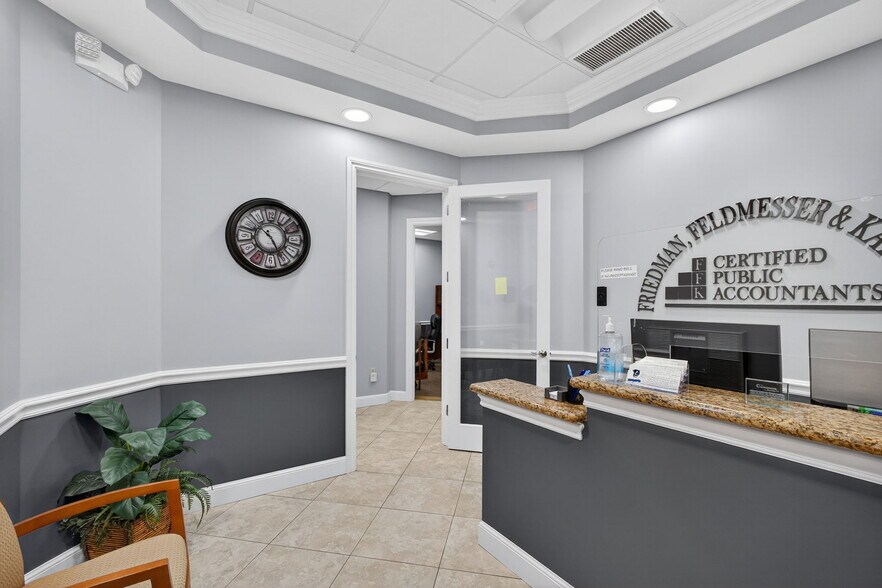 641 University Blvd, Jupiter, FL à vendre - Photo de l’immeuble – Image 3 sur 12
