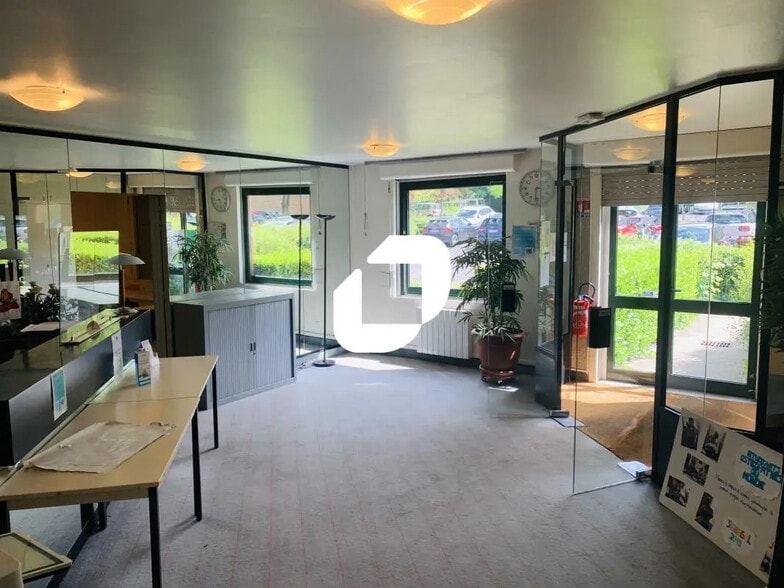 Bureau dans Lognes à louer - Hall d’entrée – Image 1 sur 11
