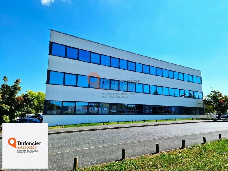 Bureau dans Chasseneuil-du-Poitou à louer - Photo de l’immeuble – Image 1 sur 11