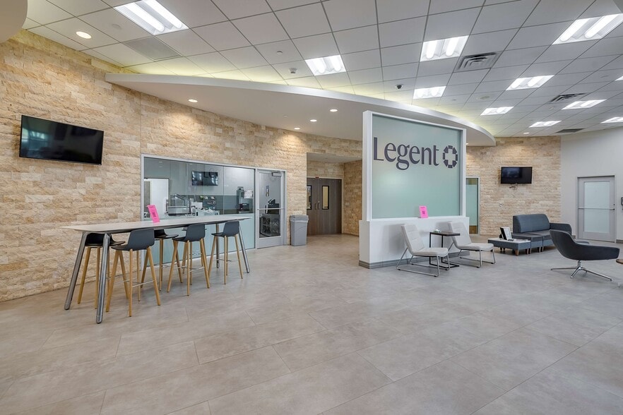 4100 Mapleshade Ln, Plano, TX à louer - Photo de l’immeuble – Image 3 sur 5