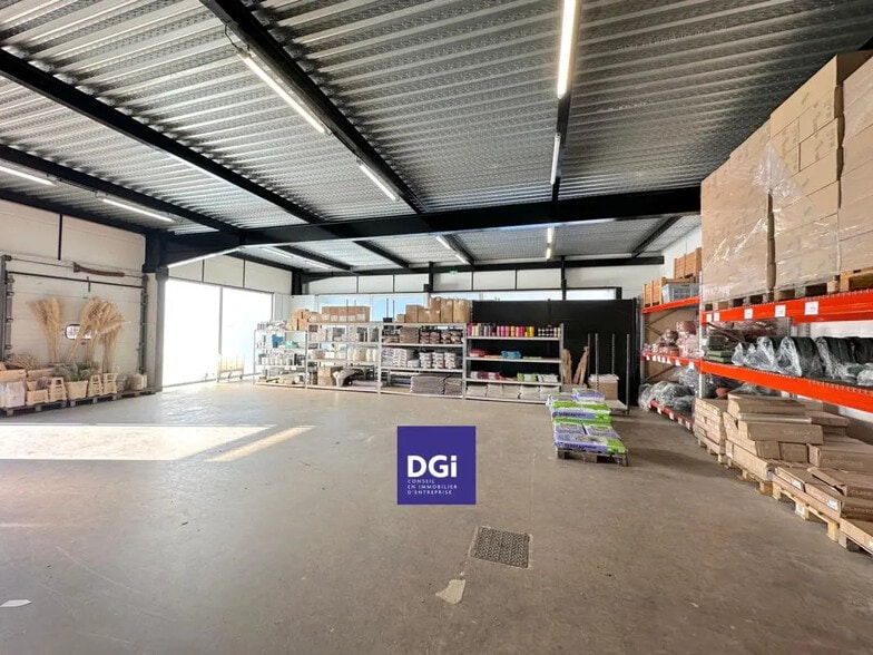 Local d'activités dans Caissargues à vendre - Photo de l’immeuble – Image 1 sur 5