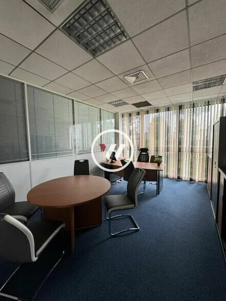 Bureau dans Roissy-en-France à vendre - Photo de l’immeuble – Image 3 sur 11