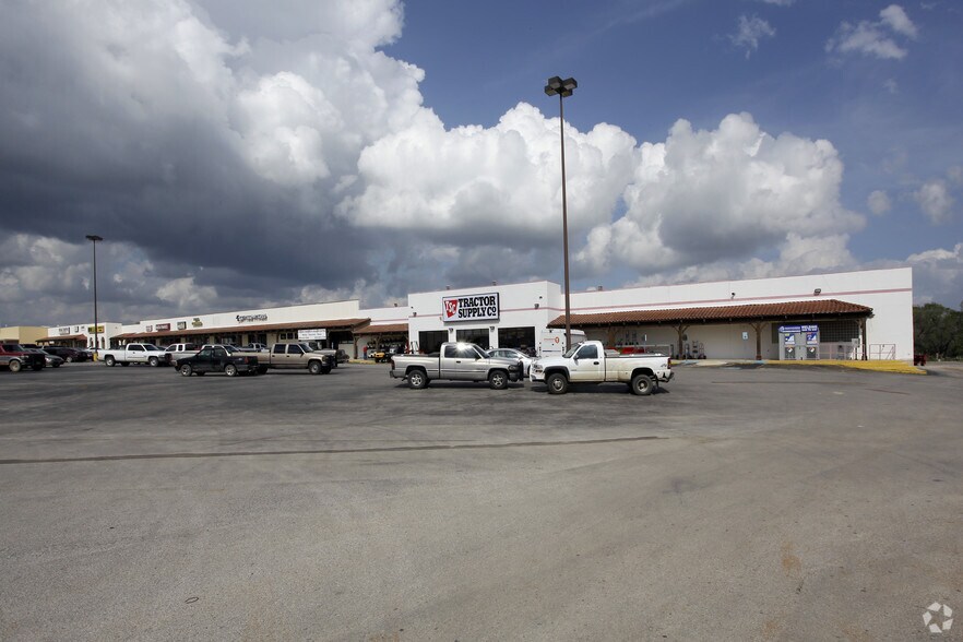 540 10th St, Floresville, TX à louer - Photo de l’immeuble – Image 3 sur 19