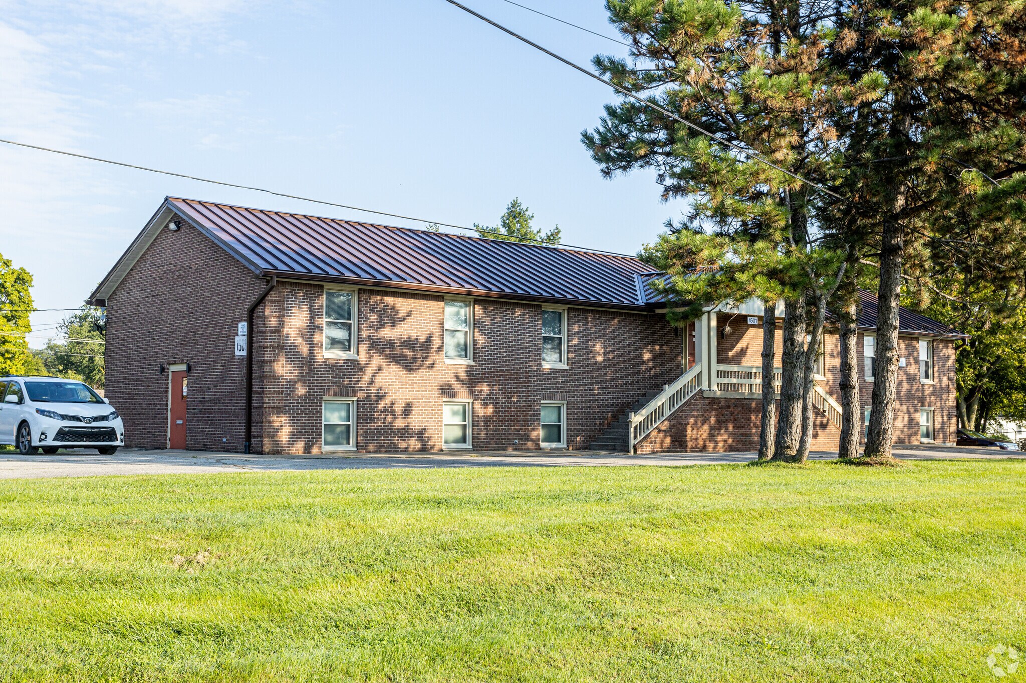1501 Durrett Ln, Louisville, KY à louer Photo principale– Image 1 sur 3