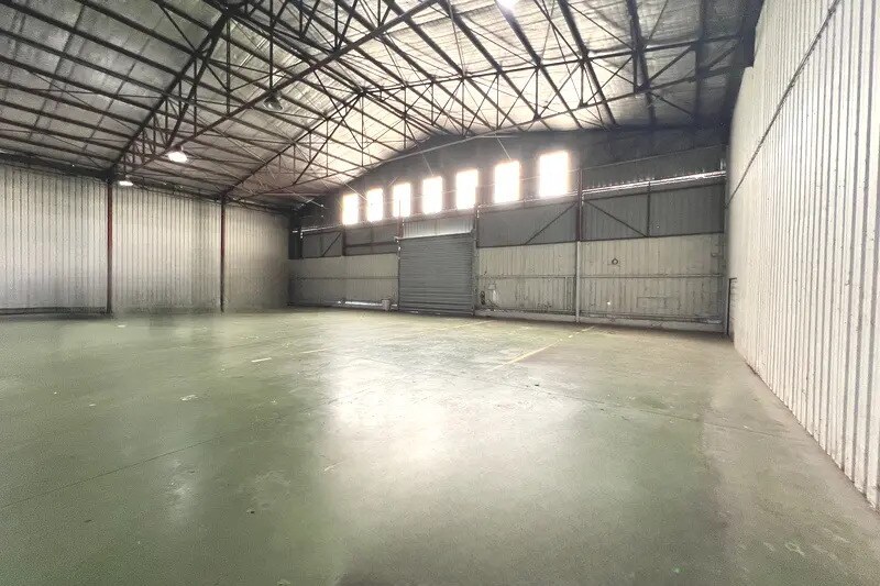 Local d’activités dans Nîmes à louer - Photo de l’immeuble – Image 3 sur 8