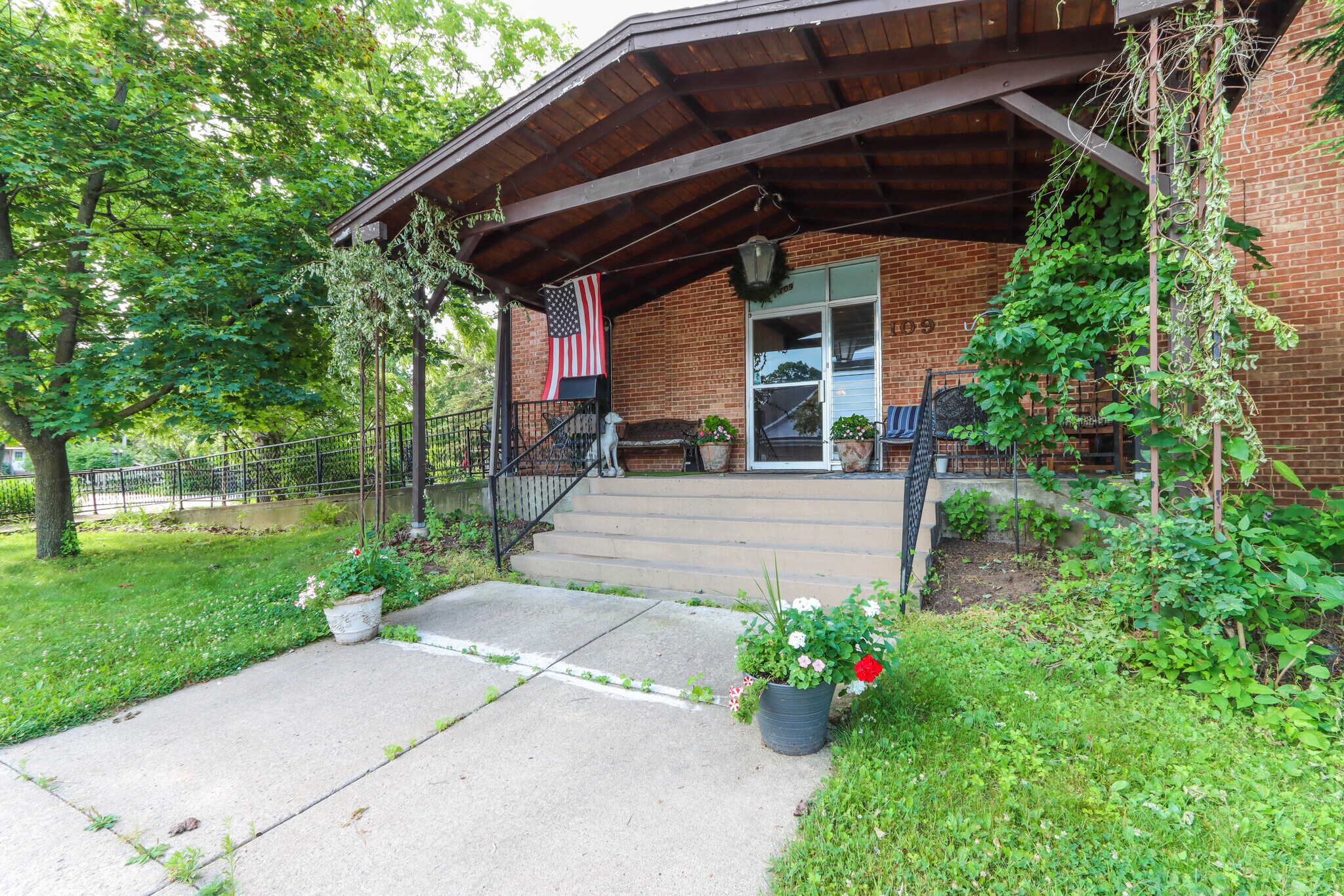 109 W Lake St, Waupaca, WI à vendre Photo principale– Image 1 sur 53