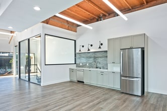 2036-2048 Armacost Ave, Los Angeles, CA à louer Photo intérieure– Image 2 sur 3