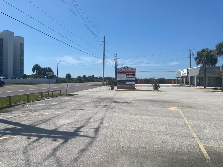 562 A1A Hwy, Satellite Beach, FL à louer - Photo principale – Image 1 sur 15