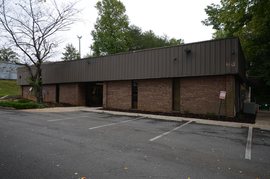 4000 Brownsboro Rd, Winston-Salem, NC à vendre - Photo de l’immeuble – Image 1 sur 13